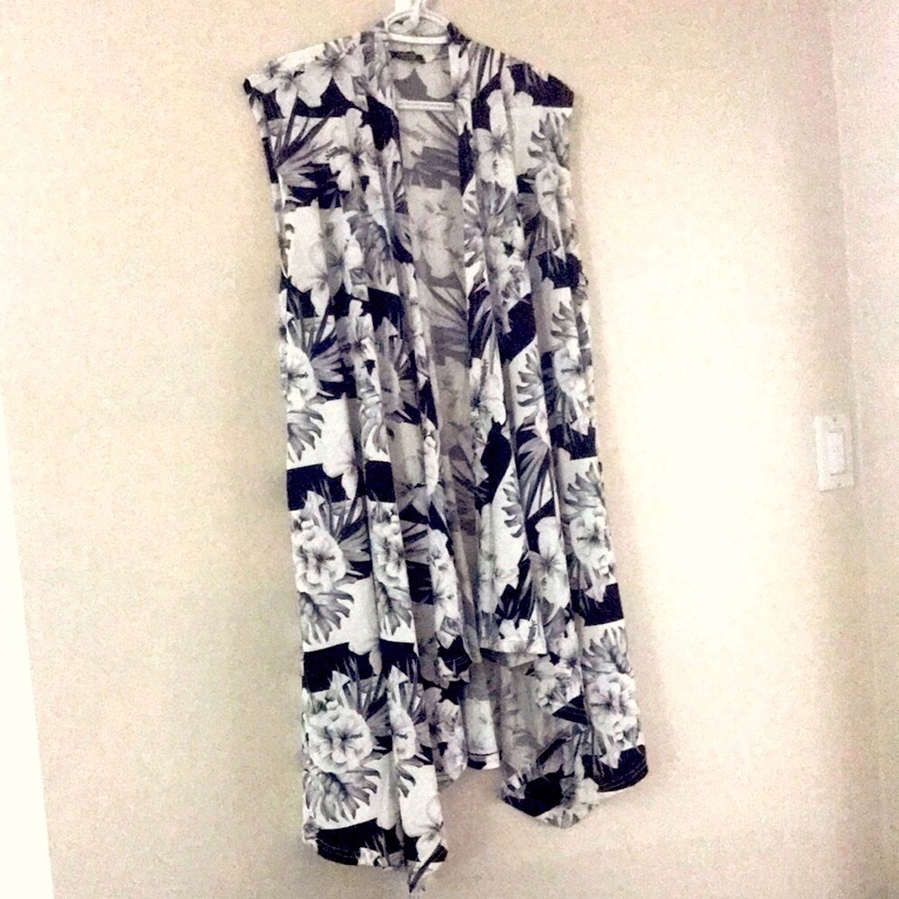 ❇️4/$20 Sleeveless Vest/Coverup